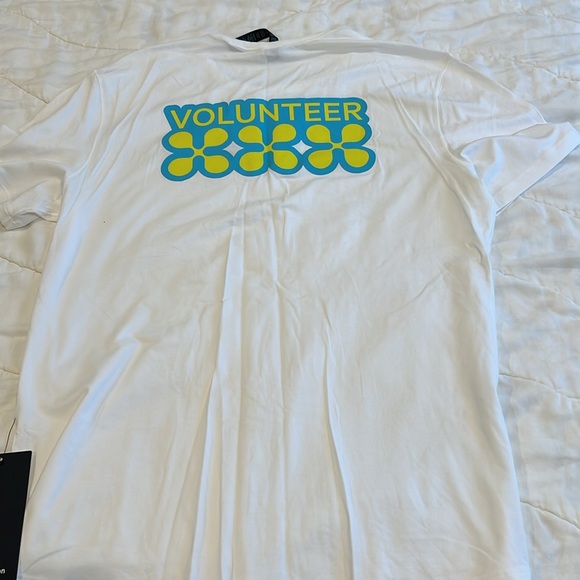 Lululemon 10K 2024 Volunteer Tee Shirt - Picture 3 of 3
